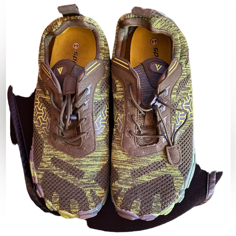 Size 44. In great shape. Green and gray print. Size 10 US.